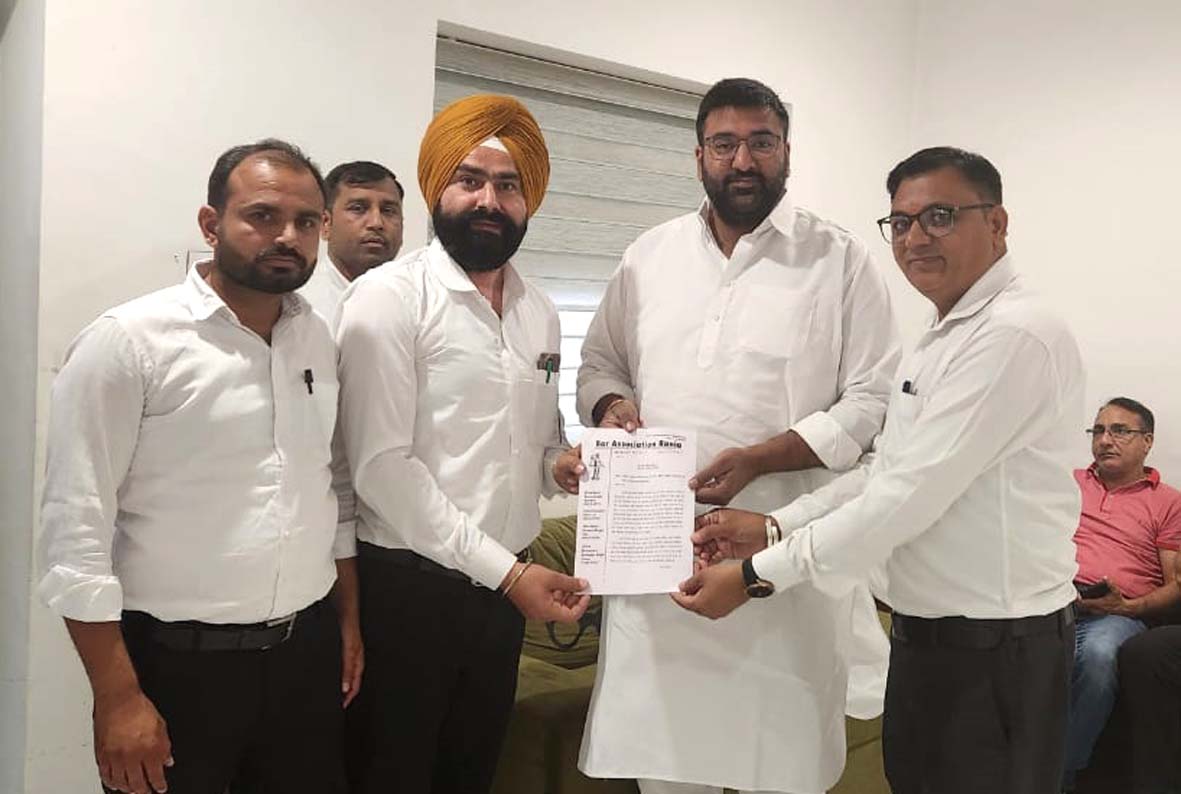 विधायक अर्जुन चौटाला को ज्ञापन सौंपते बार एसोसिएशन रानियां के सदस्य। विधायक अर्जुन चौटाला को ज्ञापन सौंपते बार एसोसिएशन रानियां के सदस्य।
