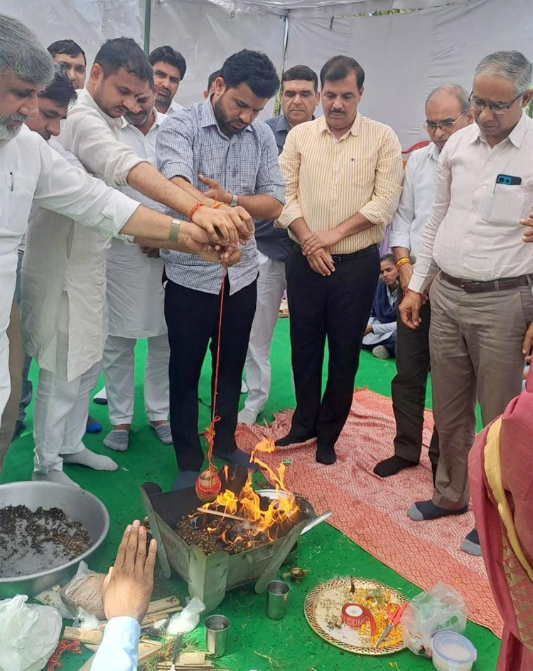 सोनीपत: स्कूल परिसर में हवन यज्ञ में आहुति डालते हुए विधयक देवेंद्र कादियान सोनीपत: स्कूल परिसर में हवन यज्ञ में आहुति डालते हुए विधयक देवेंद्र कादियान