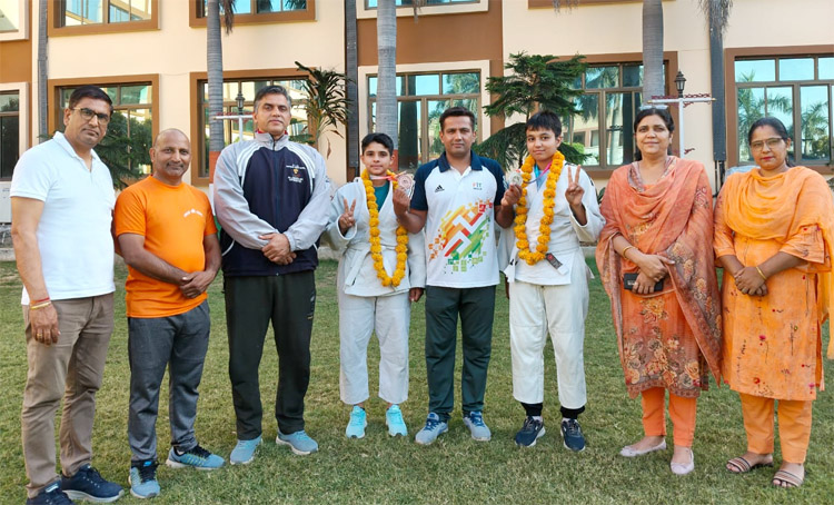 सोनीपत: पदक विजेताओं का स्वागत करते हुए सोनीपत: पदक विजेताओं का स्वागत करते हुए