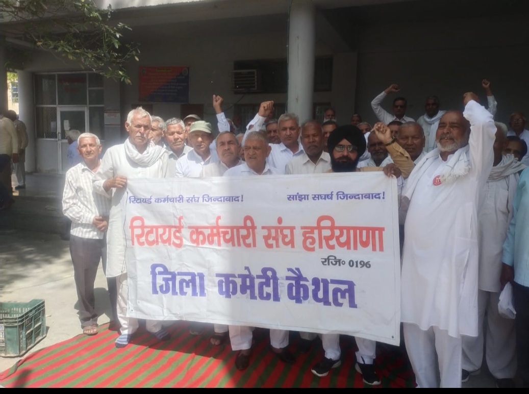 प्रदर्शन करते हुए कर्मचारी प्रदर्शन करते हुए कर्मचारी