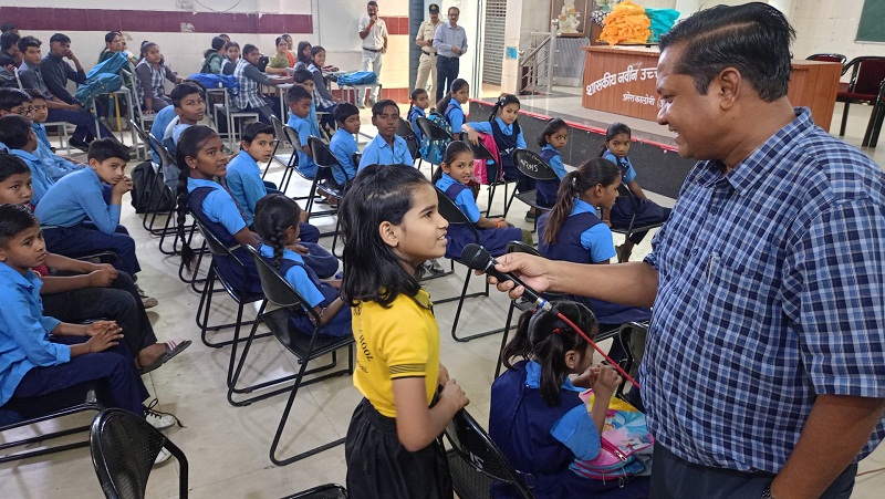 भोपालः शाला प्रवेश उत्सव कार्यक्रम में शासकीय हाई स्कूल बालमपुर में सीएमएचओ ने स्कूली बच्चों से की चर्चा भोपालः शाला प्रवेश उत्सव कार्यक्रम में शासकीय हाई स्कूल बालमपुर में सीएमएचओ ने स्कूली बच्चों से की चर्चा