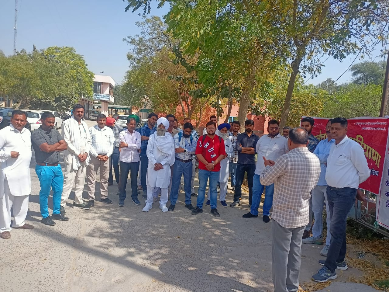 मांगों को लेकर रोष जाहिर करते बिजली कर्मचारी।