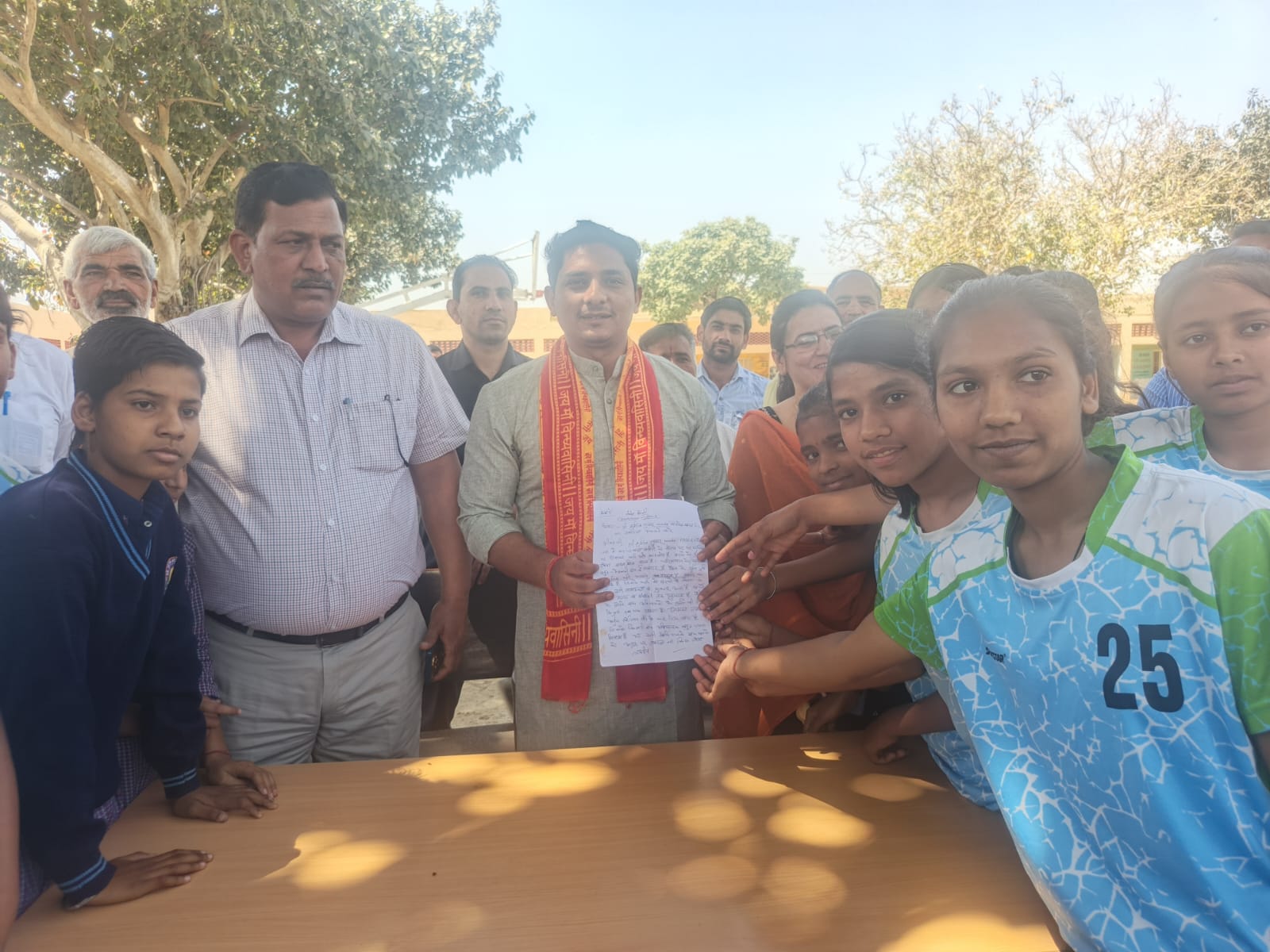 कैप्टन योगेश बैरागी को ज्ञापन सौंपते हुए छात्राएं। कैप्टन योगेश बैरागी को ज्ञापन सौंपते हुए छात्राएं।