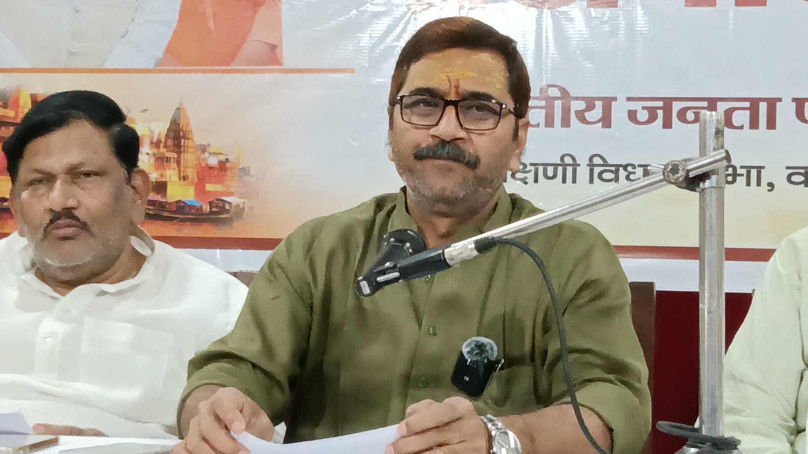 पत्रकार वार्ता में विधायक डॉ नीलकंठ तिवारी पत्रकार वार्ता में विधायक डॉ नीलकंठ तिवारी