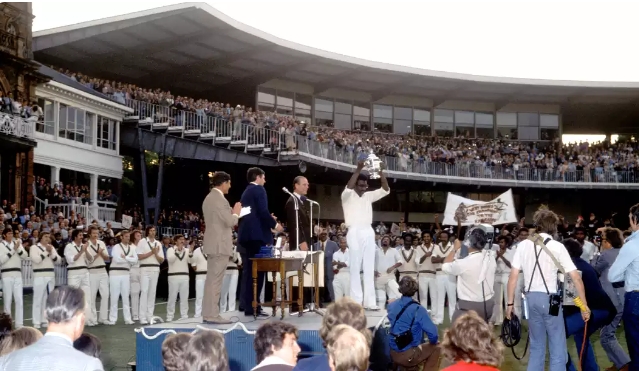 1975 विश्व कप ट्रॉफी के साथ वेस्टइंडीज के तत्कालीन कप्तान 1975 विश्व कप ट्रॉफी के साथ वेस्टइंडीज के तत्कालीन कप्तान