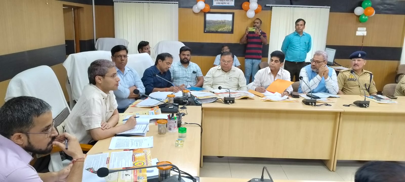 आपदा प्रबंधन की चर्चा करते जिलाधिकारी रविन्द्र सिंह आपदा प्रबंधन की चर्चा करते जिलाधिकारी रविन्द्र सिंह