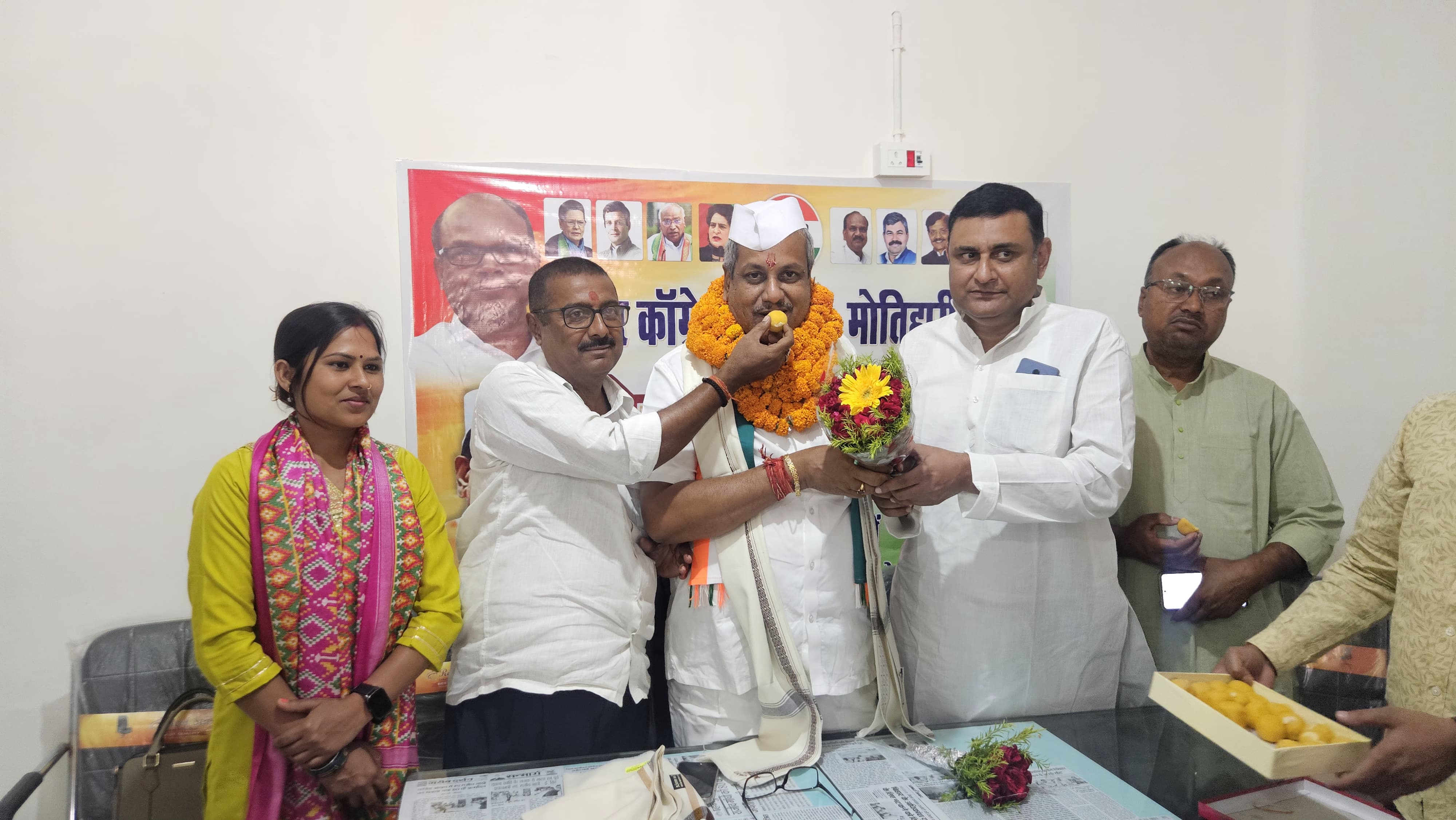 कांग्रेस जिलाध्यक्ष का अभिनंदन करते कांग्रेसी कांग्रेस जिलाध्यक्ष का अभिनंदन करते कांग्रेसी