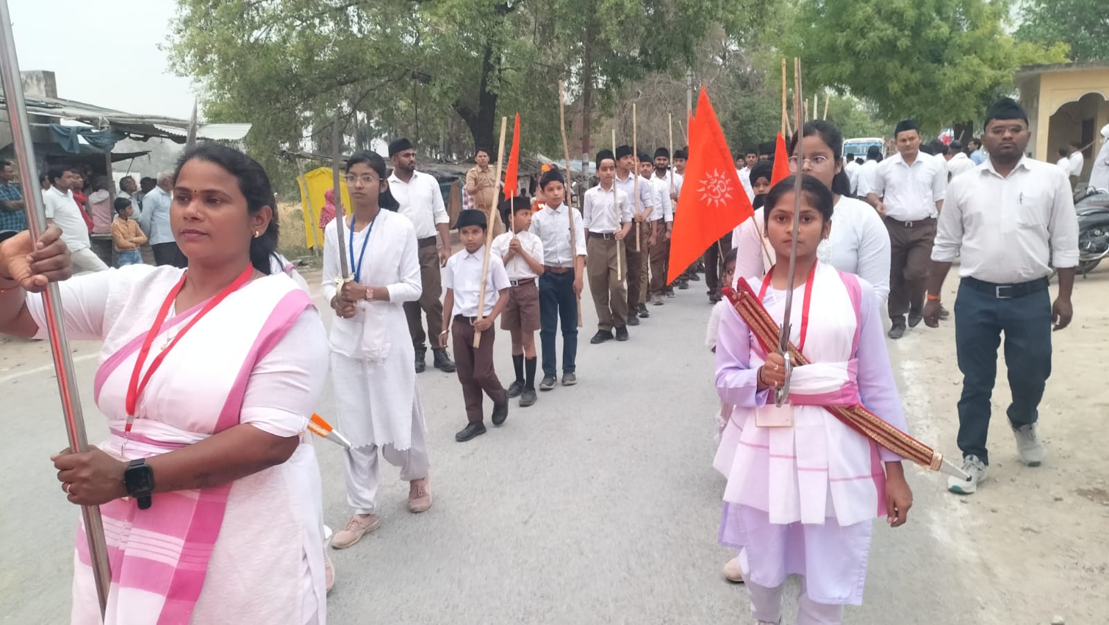 पथ संचलन करते स्वयं सेवक। पथ संचलन करते स्वयं सेवक।