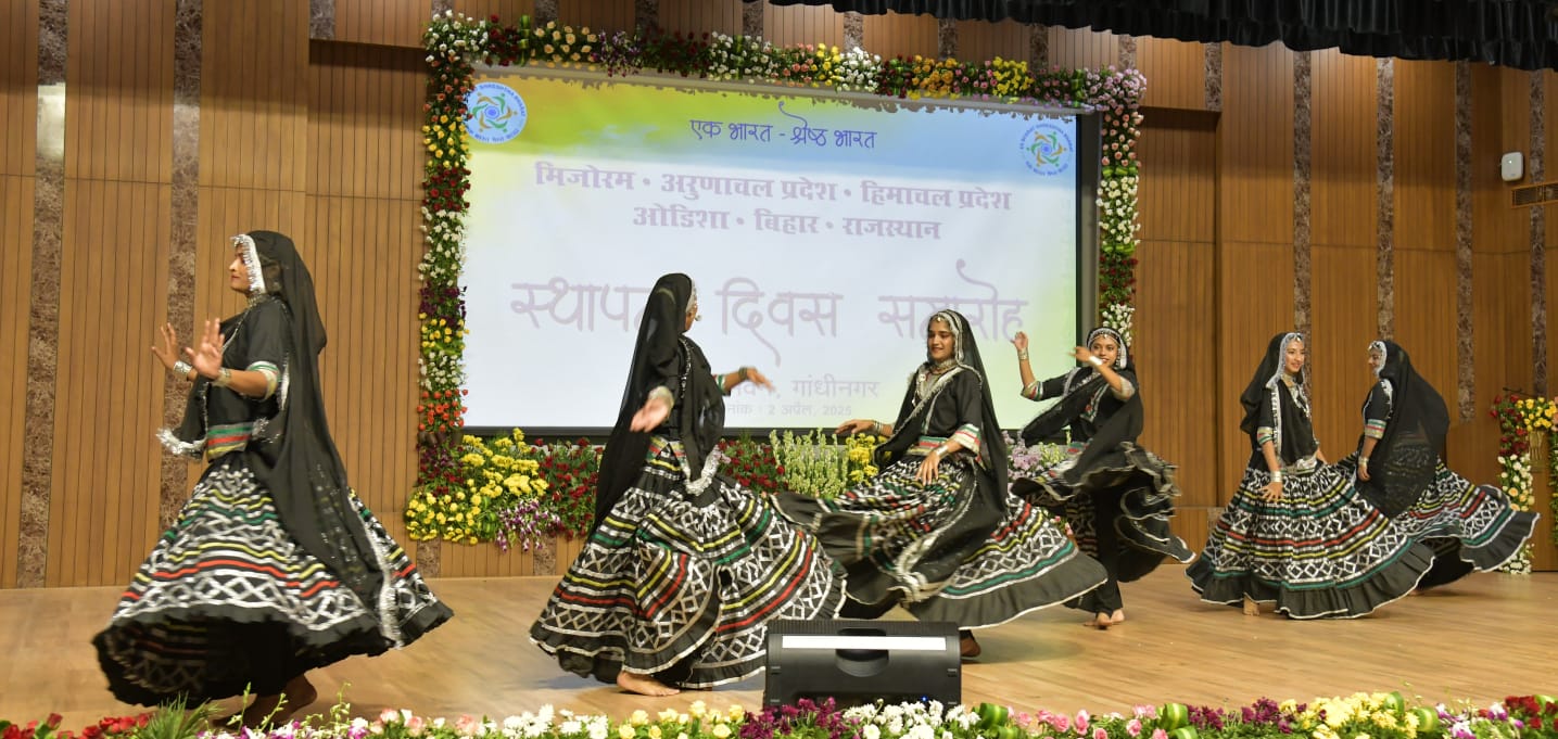 राजभवन में राज्यों के स्थापना दिवस पर प्रस्तुति देते कलाकार। राजभवन में राज्यों के स्थापना दिवस पर प्रस्तुति देते कलाकार।