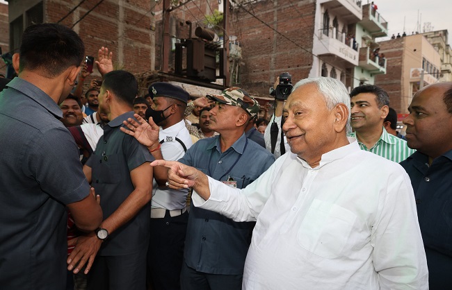 मंदिरी नाले पर निर्माणाधीन 2 लेन सम्पर्क पथ के विकास कार्यों का निरीक्षण करते मुख्यमंत्री मंदिरी नाले पर निर्माणाधीन 2 लेन सम्पर्क पथ के विकास कार्यों का निरीक्षण करते मुख्यमंत्री