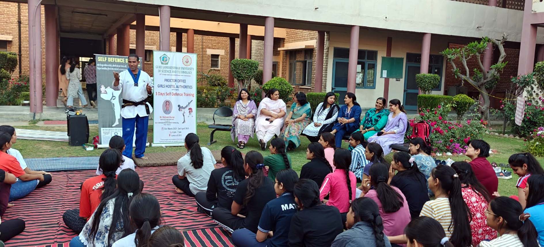 छात्राओं को आत्मरक्षा का अभ्यास करवाते प्रशिक्षक रोहतास कुमार। छात्राओं को आत्मरक्षा का अभ्यास करवाते प्रशिक्षक रोहतास कुमार।