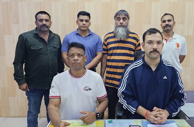 गिरफ्तार किए गए आतंकी फिरोज खान के साथ पुलिस की टीम गिरफ्तार किए गए आतंकी फिरोज खान के साथ पुलिस की टीम