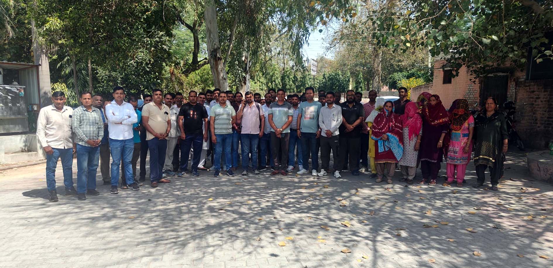 गेट मीटिंग को संबोधित करते कर्मचारी नेता। गेट मीटिंग को संबोधित करते कर्मचारी नेता।