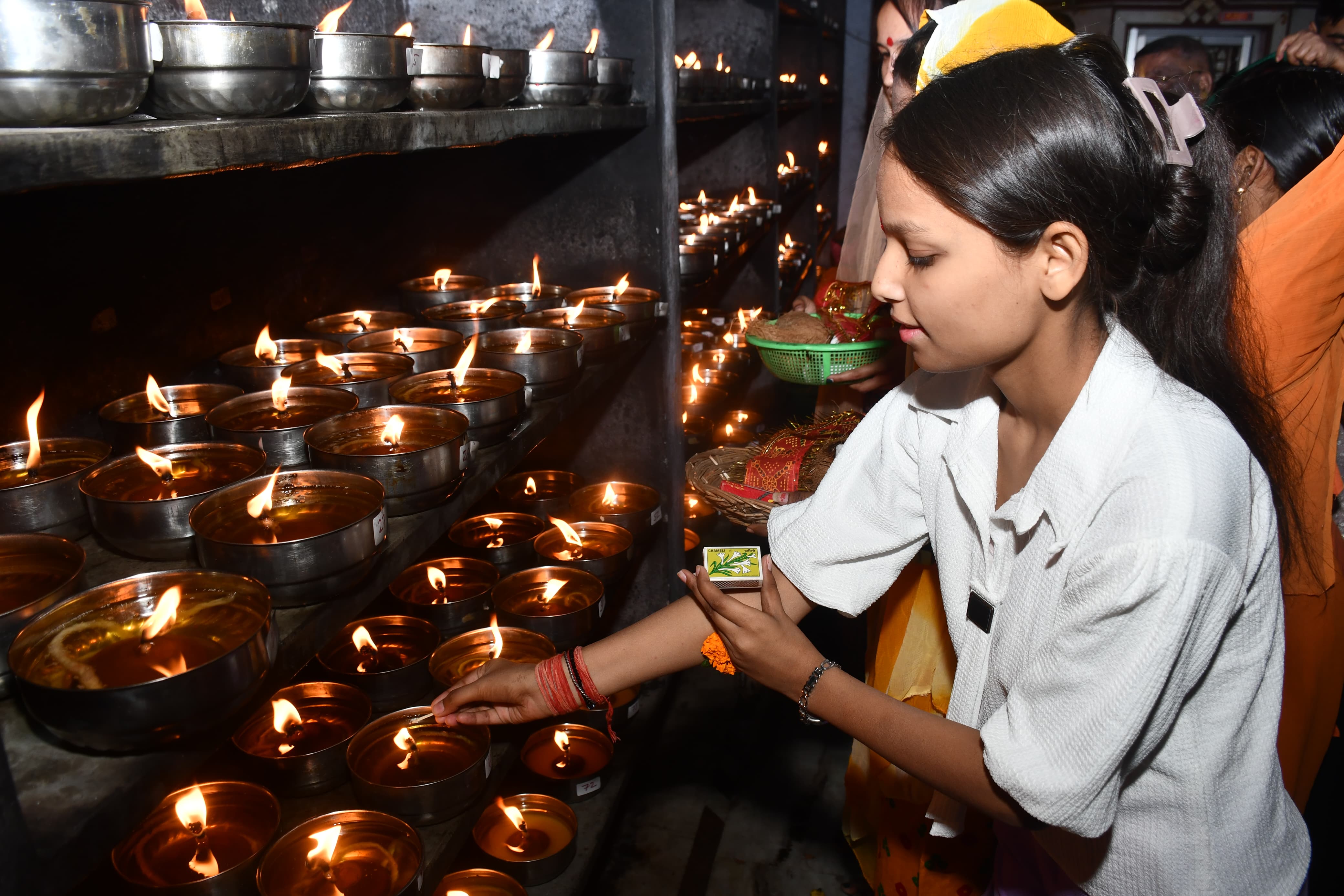 मंदिर प्रांगण में अखंड ज्योत जलाती श्रद्धालु मंदिर प्रांगण में अखंड ज्योत जलाती श्रद्धालु