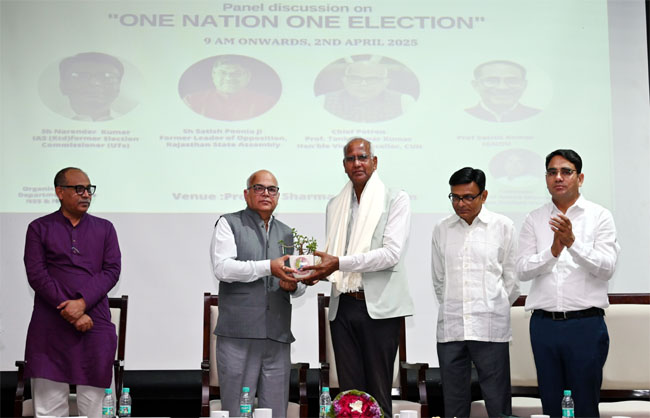 विधायक कंवर सिंह यादव का शाल भेंटकर सम्मानित करते हुए कुलपति टंकेश्वर कुमार। विधायक कंवर सिंह यादव का शाल भेंटकर सम्मानित करते हुए कुलपति टंकेश्वर कुमार।