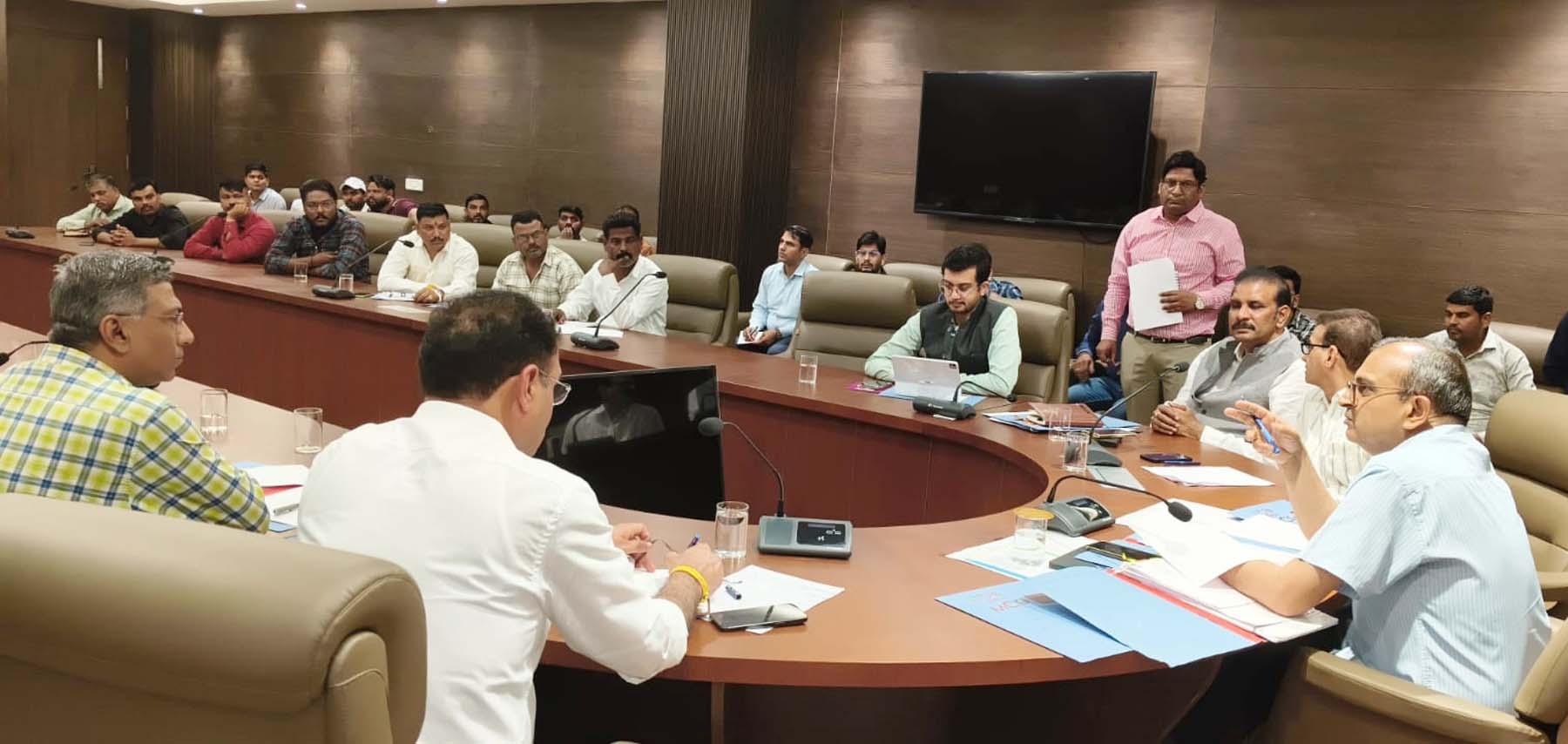 गुरुग्राम नगर निगम में सफाई कर्मचारियों के साथ बैठक करते निगमायुक्त अशोक कुमार गर्ग। गुरुग्राम नगर निगम में सफाई कर्मचारियों के साथ बैठक करते निगमायुक्त अशोक कुमार गर्ग।