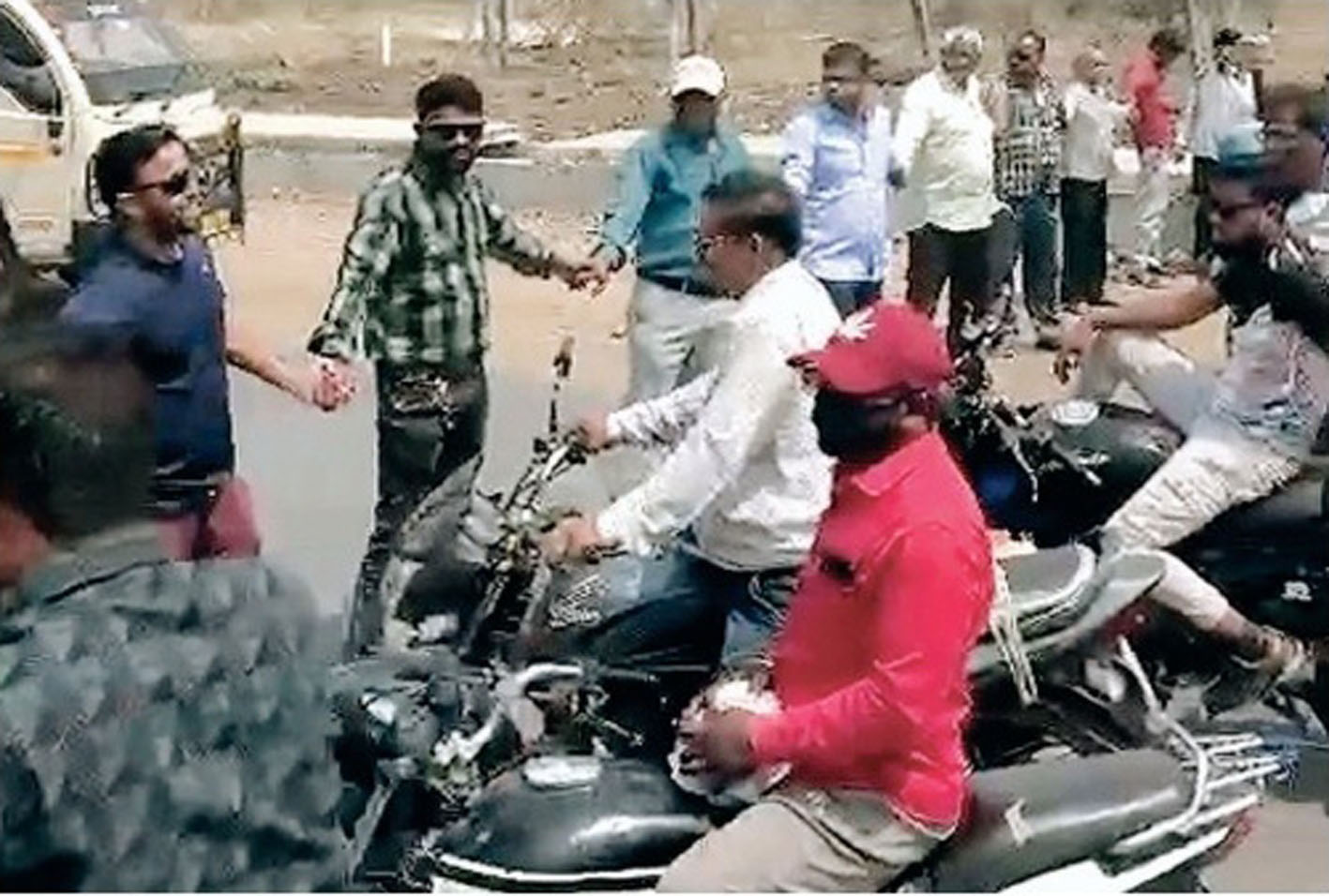 उज्जैन में शराबबंदी: देवास मार्ग पर विवाद के बाद रहवासियों ने लगाया चक्का जाम उज्जैन में शराबबंदी: देवास मार्ग पर विवाद के बाद रहवासियों ने लगाया चक्का जाम