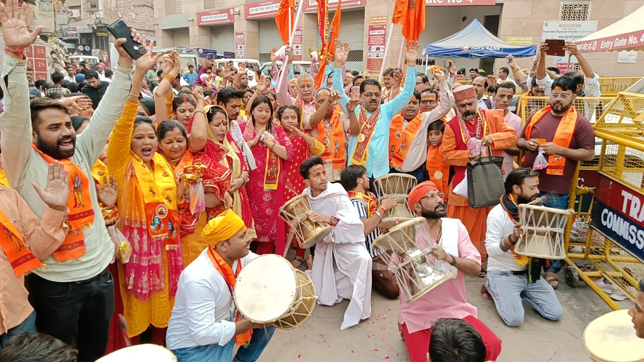 माता श्रृंगार गौरी के दर्शन के लिए उमड़े श्रद्धालु माता श्रृंगार गौरी के दर्शन के लिए उमड़े श्रद्धालु
