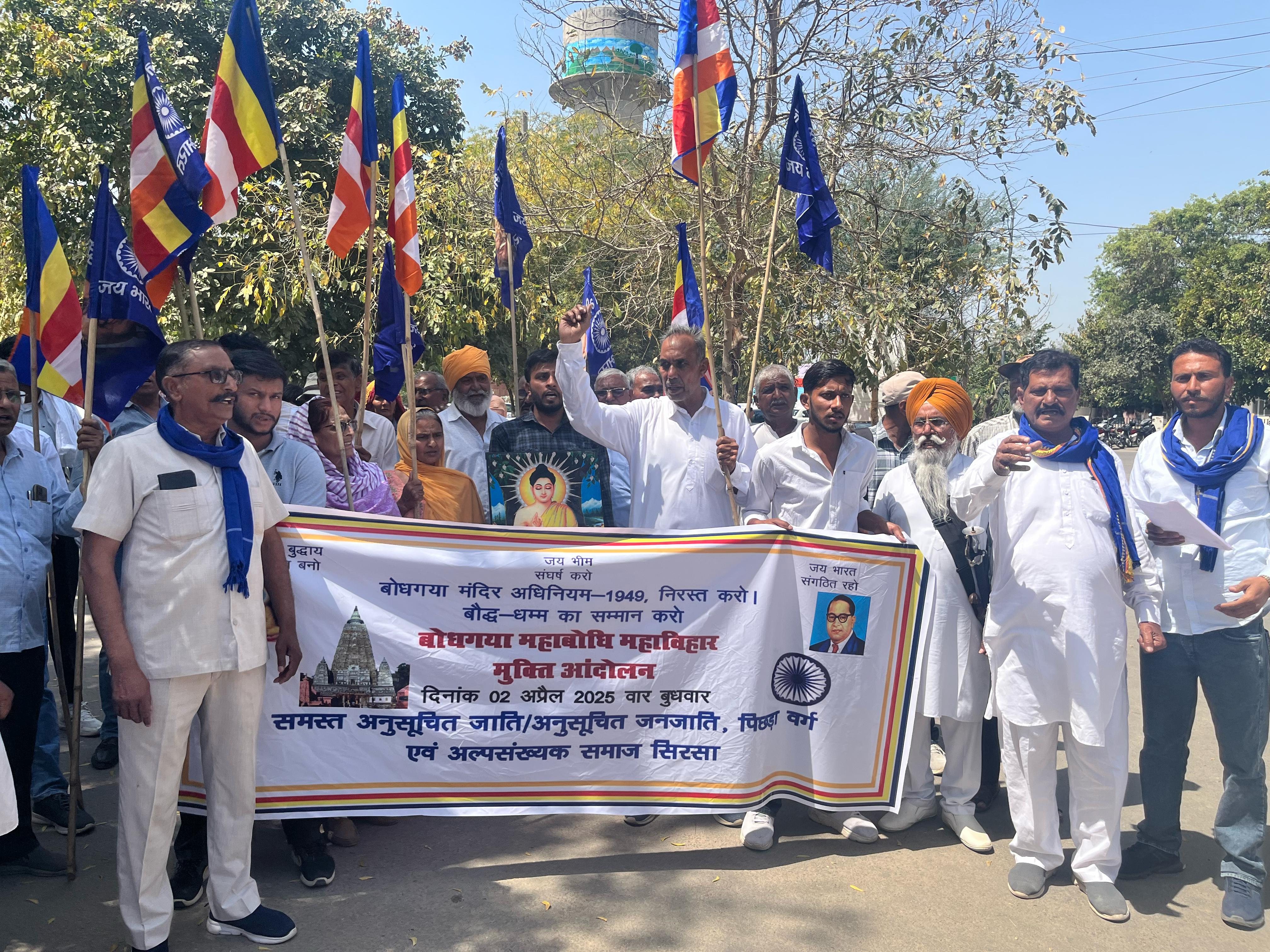 रोष प्रदर्शन करते विभिन्न संगठनों के पदाधिकारी। रोष प्रदर्शन करते विभिन्न संगठनों के पदाधिकारी।