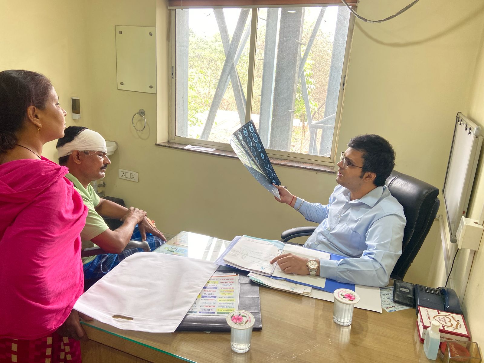 मरीजों का इलाज करते चिकित्सक मरीजों का इलाज करते चिकित्सक