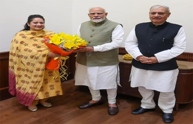 प्रधानमंत्री नरेंद्र मोदी से मुलाकात करती स्वास्थ्य मंत्री आरती सिंह राव। साथ है केंद्रीय मंत्री इंद्रजीत सिंह। प्रधानमंत्री नरेंद्र मोदी से मुलाकात करती स्वास्थ्य मंत्री आरती सिंह राव। साथ है केंद्रीय मंत्री इंद्रजीत सिंह।