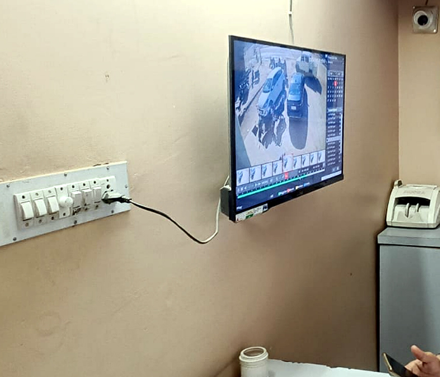 एक कराेड़ से ज्यादा लूट के बाद पुलिस ने करायी नाकाबंदी एक कराेड़ से ज्यादा लूट के बाद पुलिस ने करायी नाकाबंदी