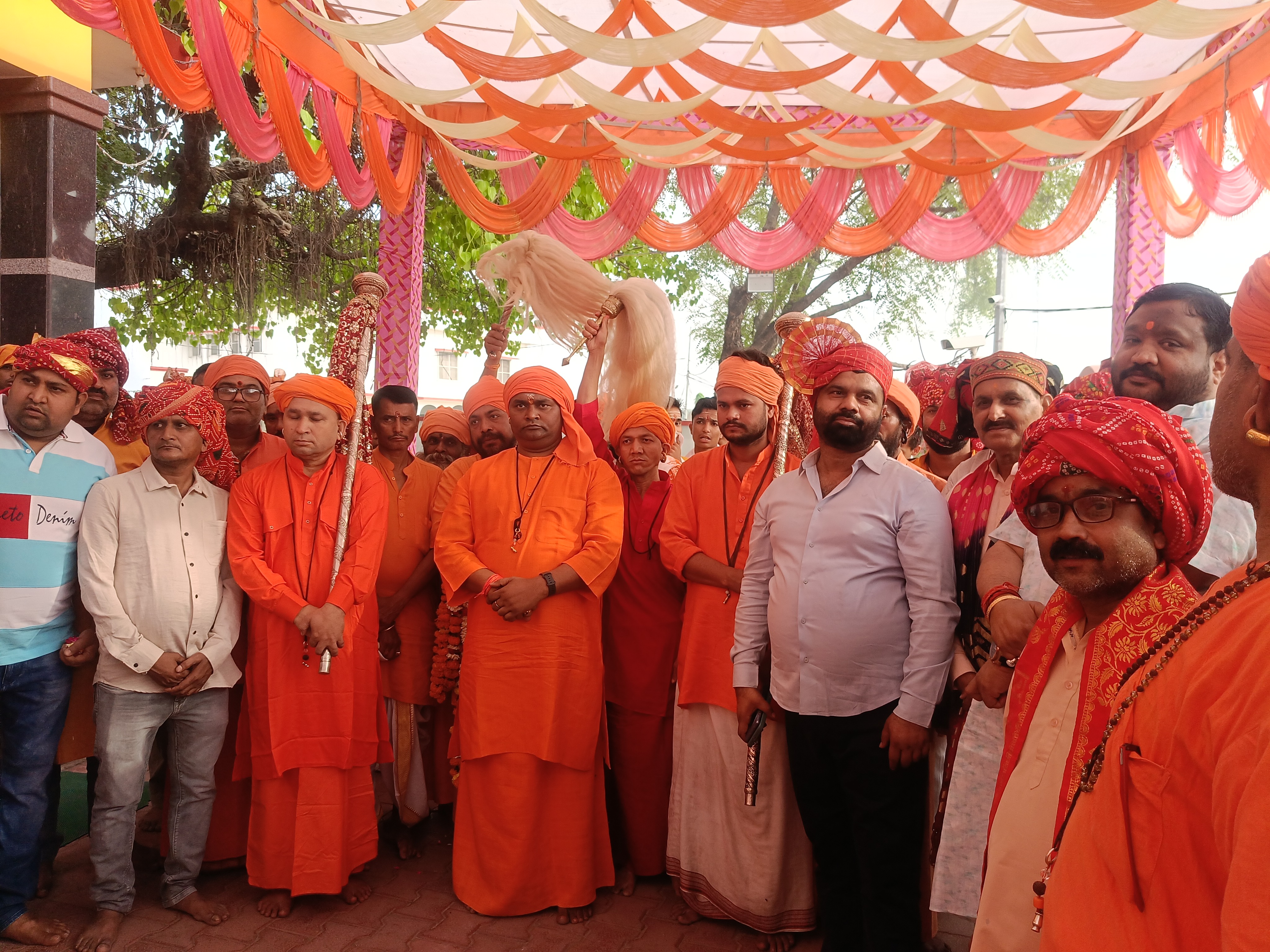 Sobha yatra ke swagat me Khade Devipatan pithadiswar