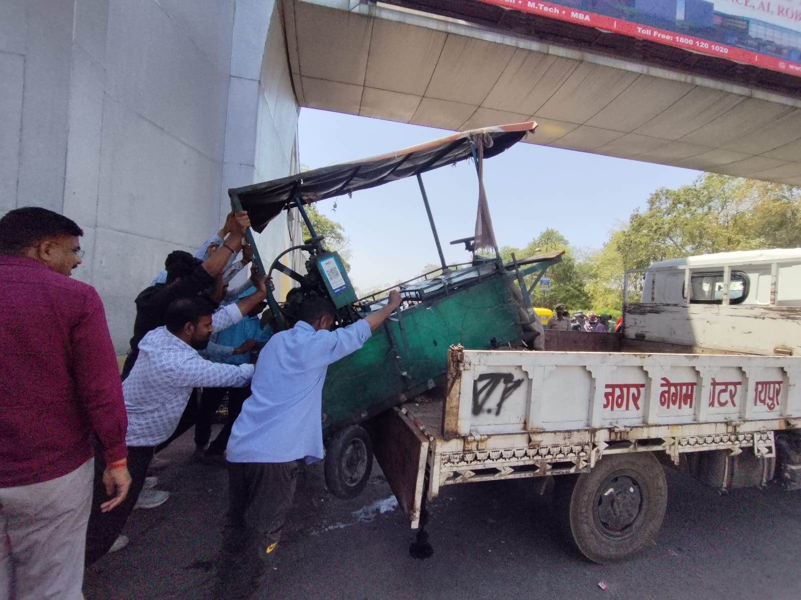 जेडीए ने नारायण सिंह सर्किल से त्रिमूर्ति सर्किल तक रोड़ सीमा को कराया अतिक्रमण मुक्त जेडीए ने नारायण सिंह सर्किल से त्रिमूर्ति सर्किल तक रोड़ सीमा को कराया अतिक्रमण मुक्त