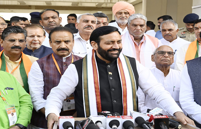 हरियाणाा के मुख्यमंत्री नायब सैनी समालखा में पत्रकारों से बातचीत करते हुए हरियाणाा के मुख्यमंत्री नायब सैनी समालखा में पत्रकारों से बातचीत करते हुए