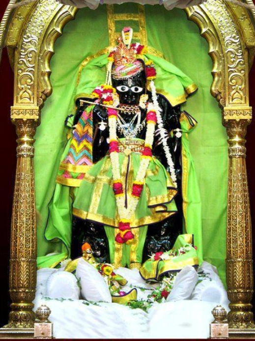 गुजरात के खेड़ा जिले के डाकोर में भगवान रणछोड़राय जी की आकर्षक प्रतिमा। गुजरात के खेड़ा जिले के डाकोर में भगवान रणछोड़राय जी की आकर्षक प्रतिमा।