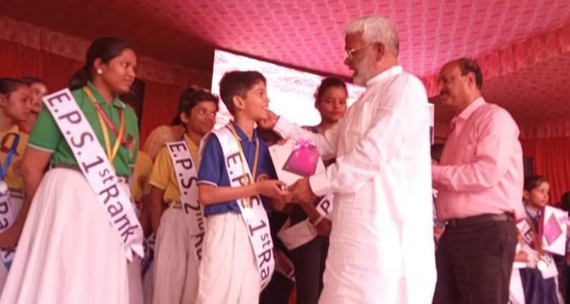 बच्चे को टेबलेट देते जल शक्ति मंत्री स्वतंत्रदेव सिंह बच्चे को टेबलेट देते जल शक्ति मंत्री स्वतंत्रदेव सिंह