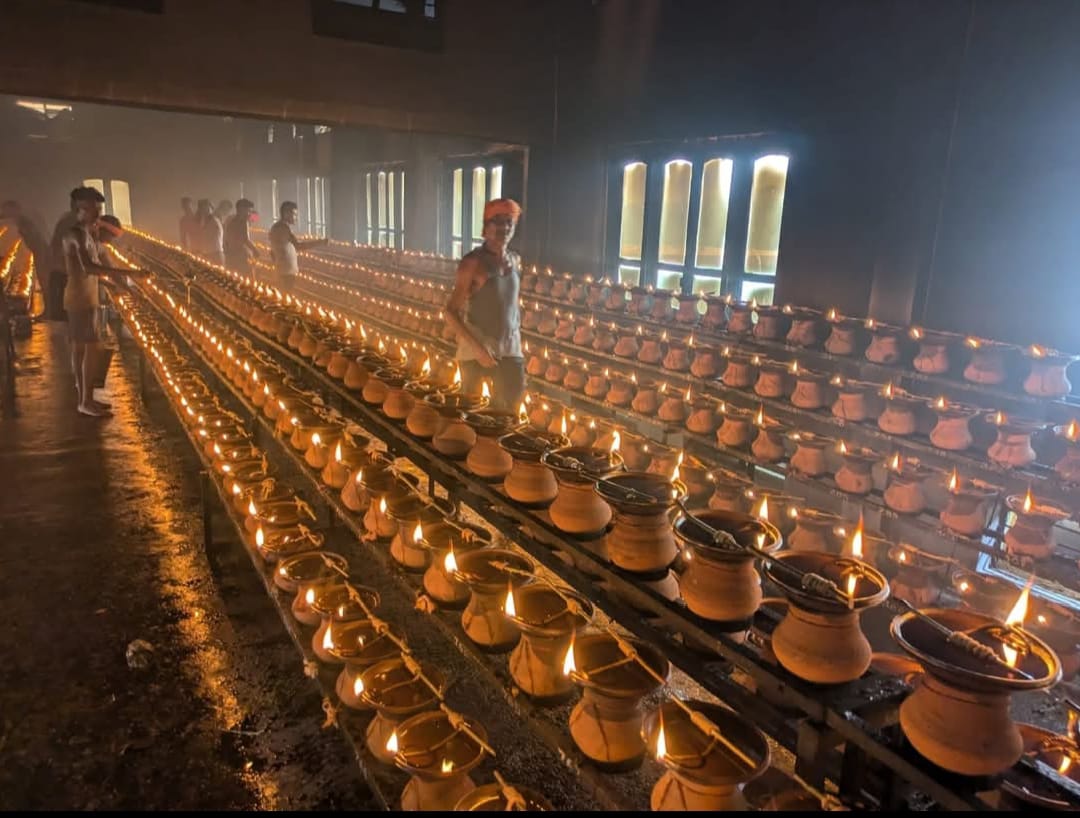 शीतला मंदिर में मनोकामना जोत प्रज्जवलित किए गए हैं।