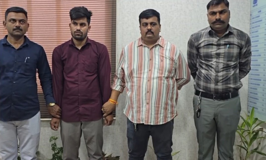 सूरत की कापाेद्रा पुलिस की गिरफ्त में आराेपी दीपक पटनायक सूरत की कापाेद्रा पुलिस की गिरफ्त में आराेपी दीपक पटनायक