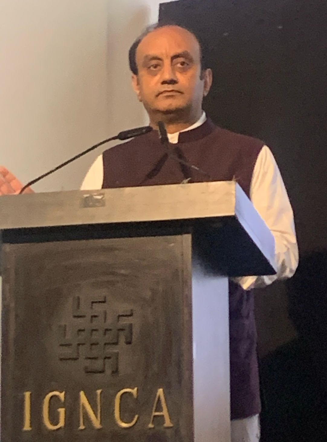 कार्यक्रम को संबोधित करते डॉ. सुधांशु त्रिवेदी कार्यक्रम को संबोधित करते डॉ. सुधांशु त्रिवेदी