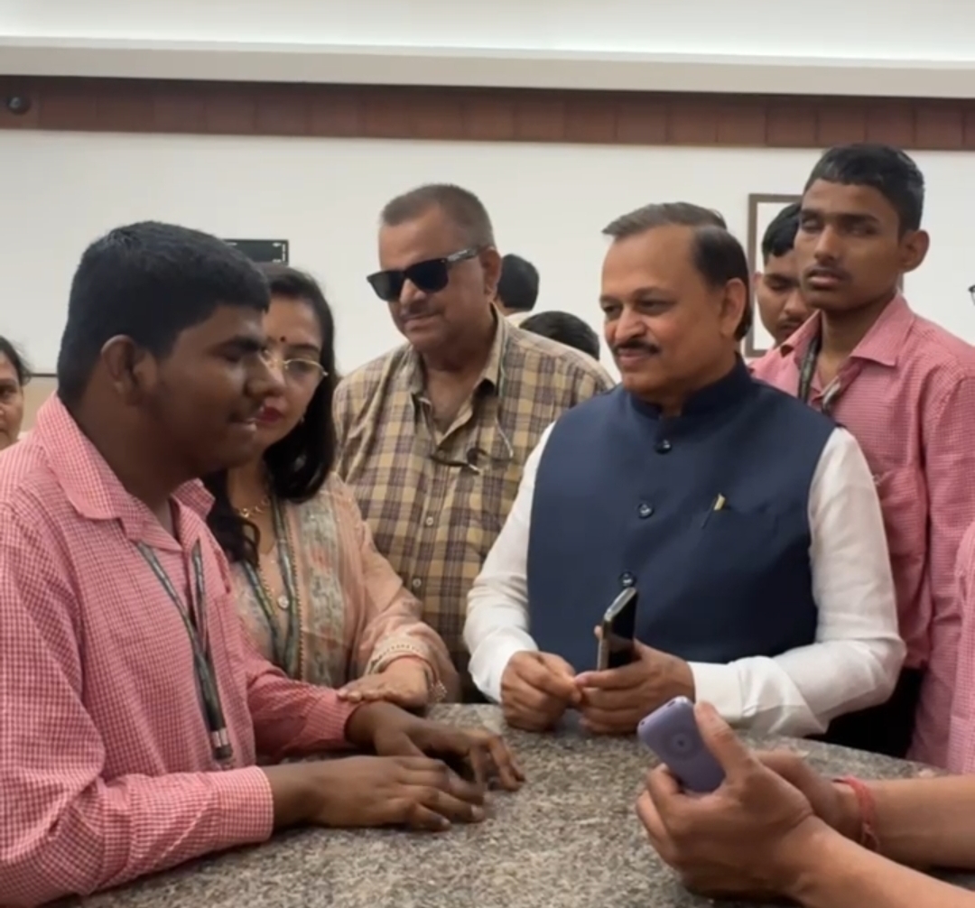 संसद भवन की कैंटीन में मौजूद सांसद रमेश अवस्थी व अंध विद्यालय के बच्चे संसद भवन की कैंटीन में मौजूद सांसद रमेश अवस्थी व अंध विद्यालय के बच्चे