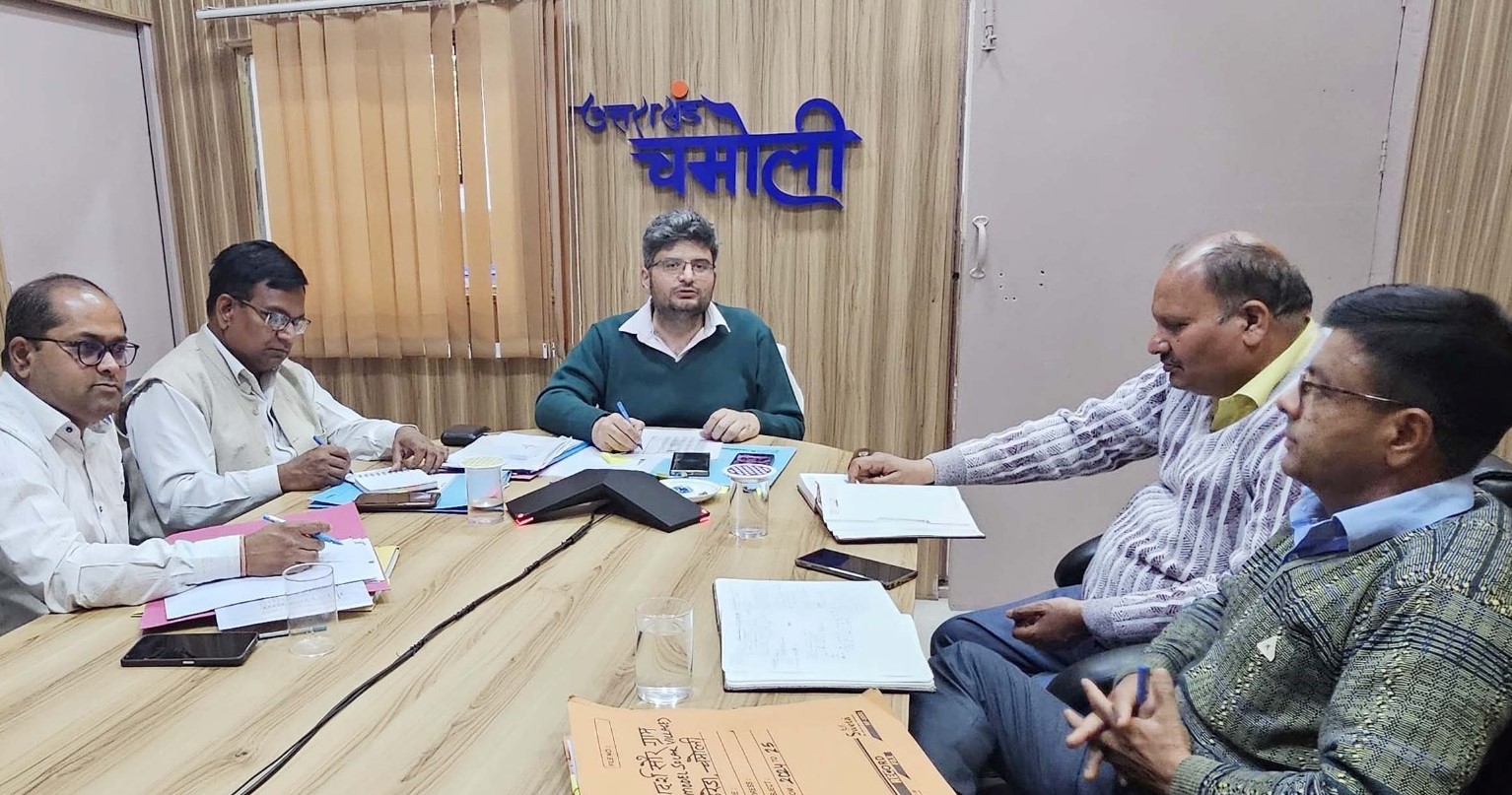 रम्माण के आयोजन को लेकर बैठक लेते हुए डीएम। रम्माण के आयोजन को लेकर बैठक लेते हुए डीएम।