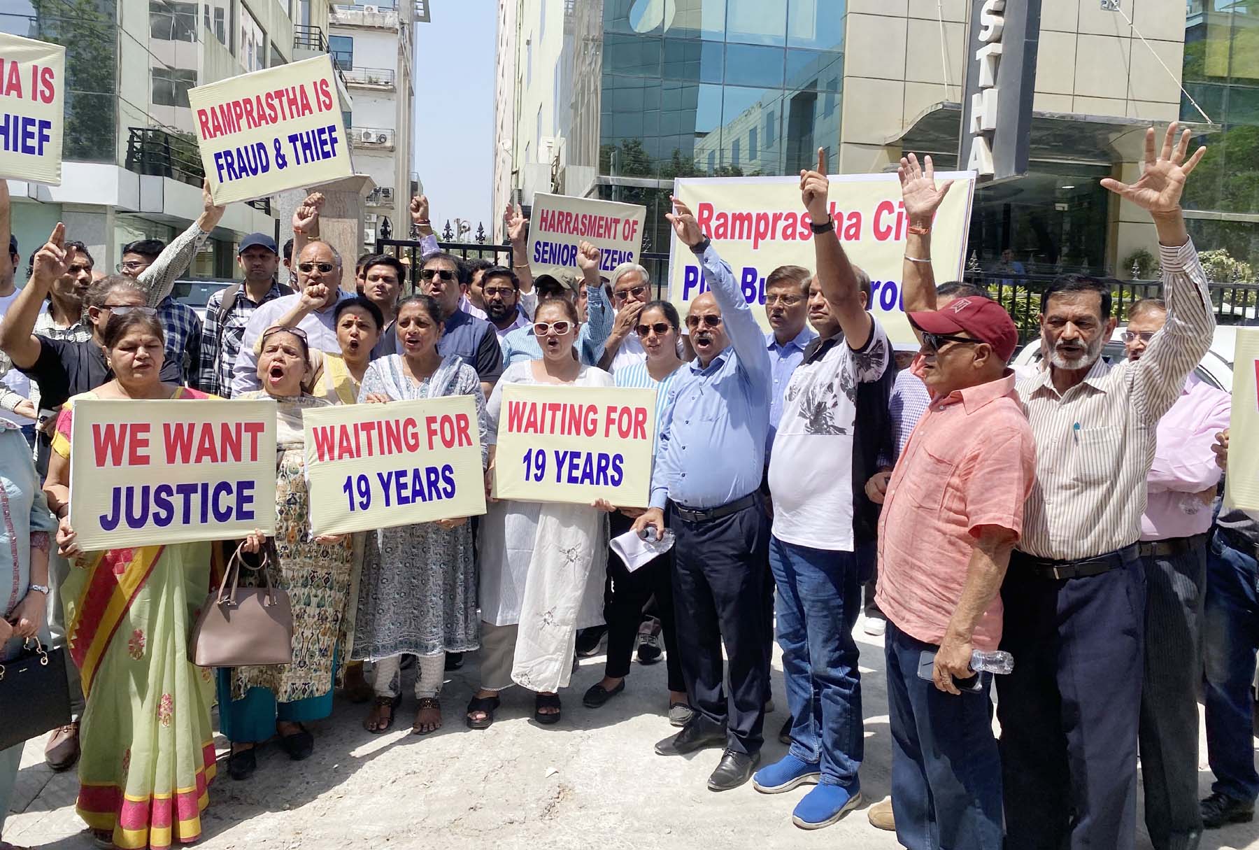 गुरुग्राम में रामप्रस्थ डेवेलपर्स के कार्यालय के बाहर प्रदर्शन करते प्लॉट खरीदार। गुरुग्राम में रामप्रस्थ डेवेलपर्स के कार्यालय के बाहर प्रदर्शन करते प्लॉट खरीदार।