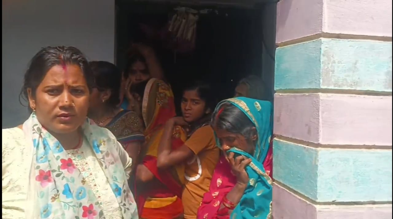 घटना के बाद मौकै पर जुटी महिला