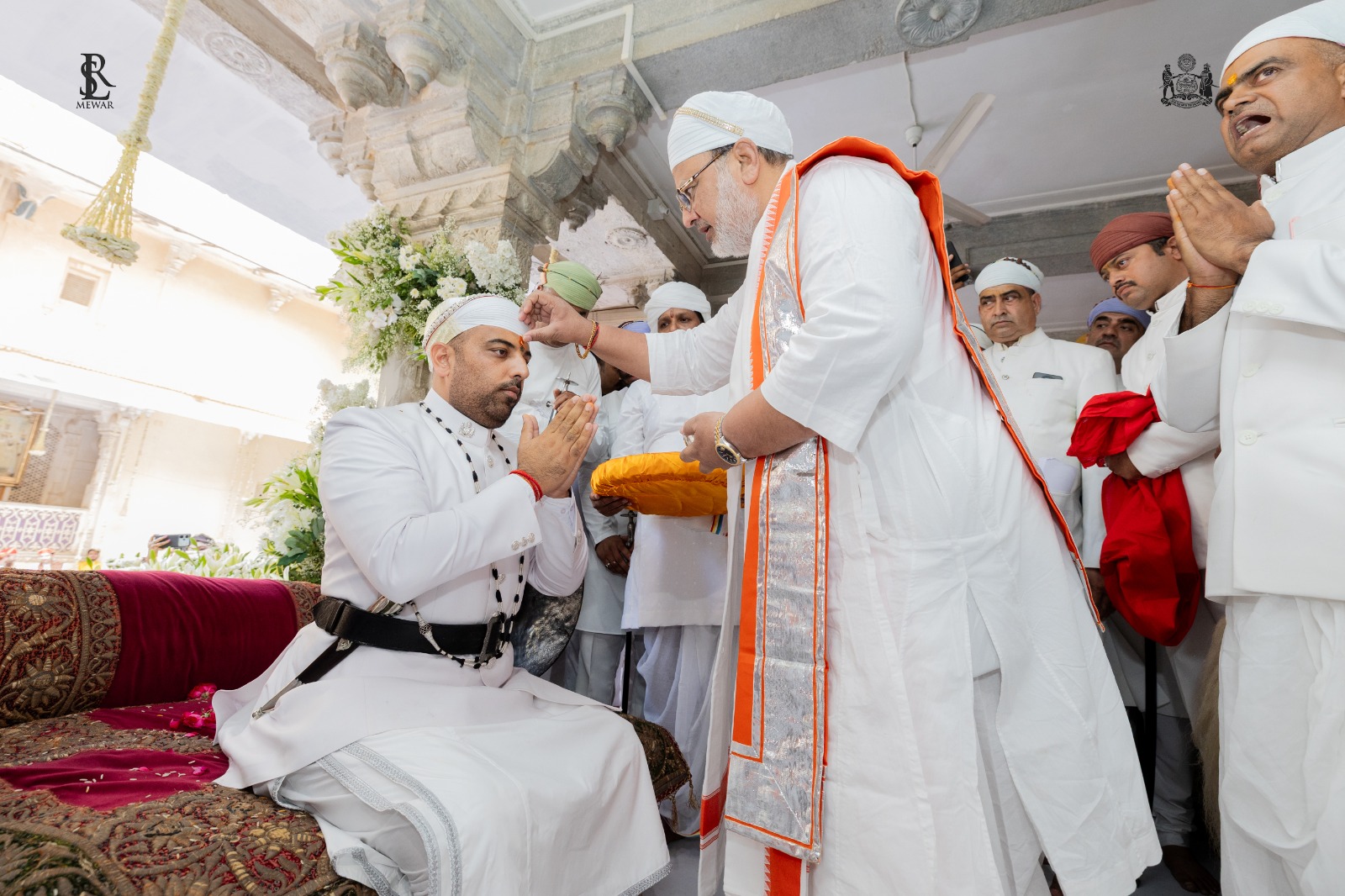 डॉ. लक्ष्यराज ने गद्दी की रस्म के साथ संभाली अरविंद सिंह मेवाड़ की विरासत डॉ. लक्ष्यराज ने गद्दी की रस्म के साथ संभाली अरविंद सिंह मेवाड़ की विरासत