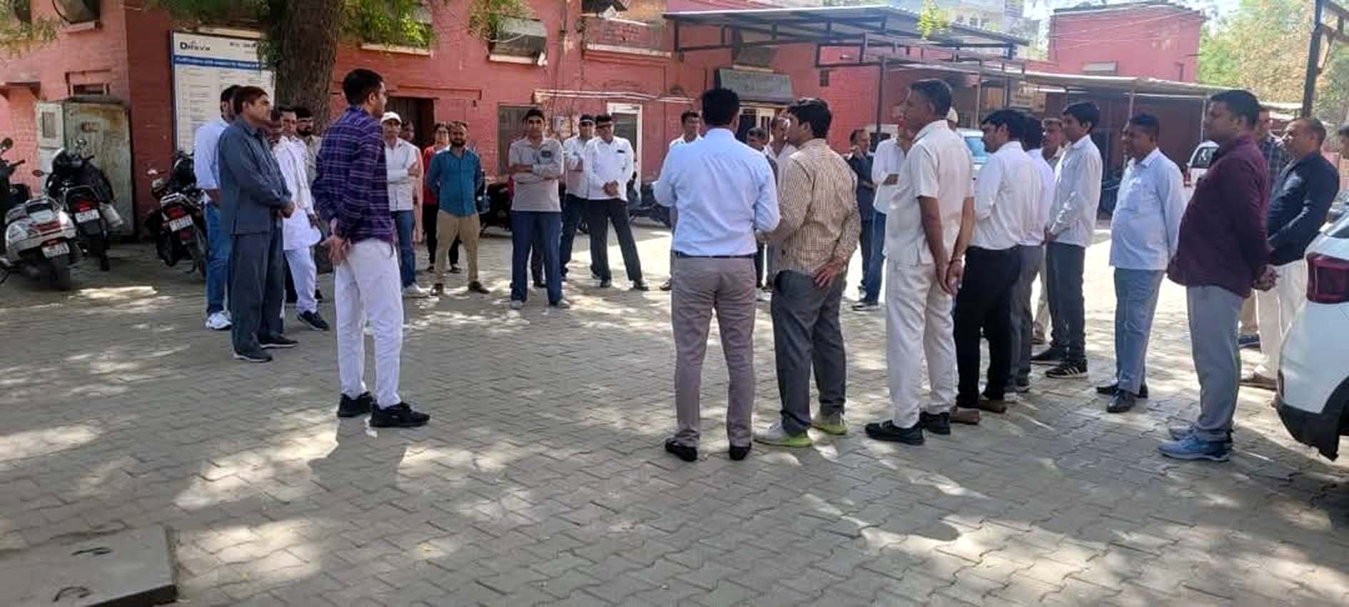 गेट मीटिंग के दौरान रोष प्रदर्शन करते बिजली कर्मचारी। गेट मीटिंग के दौरान रोष प्रदर्शन करते बिजली कर्मचारी।