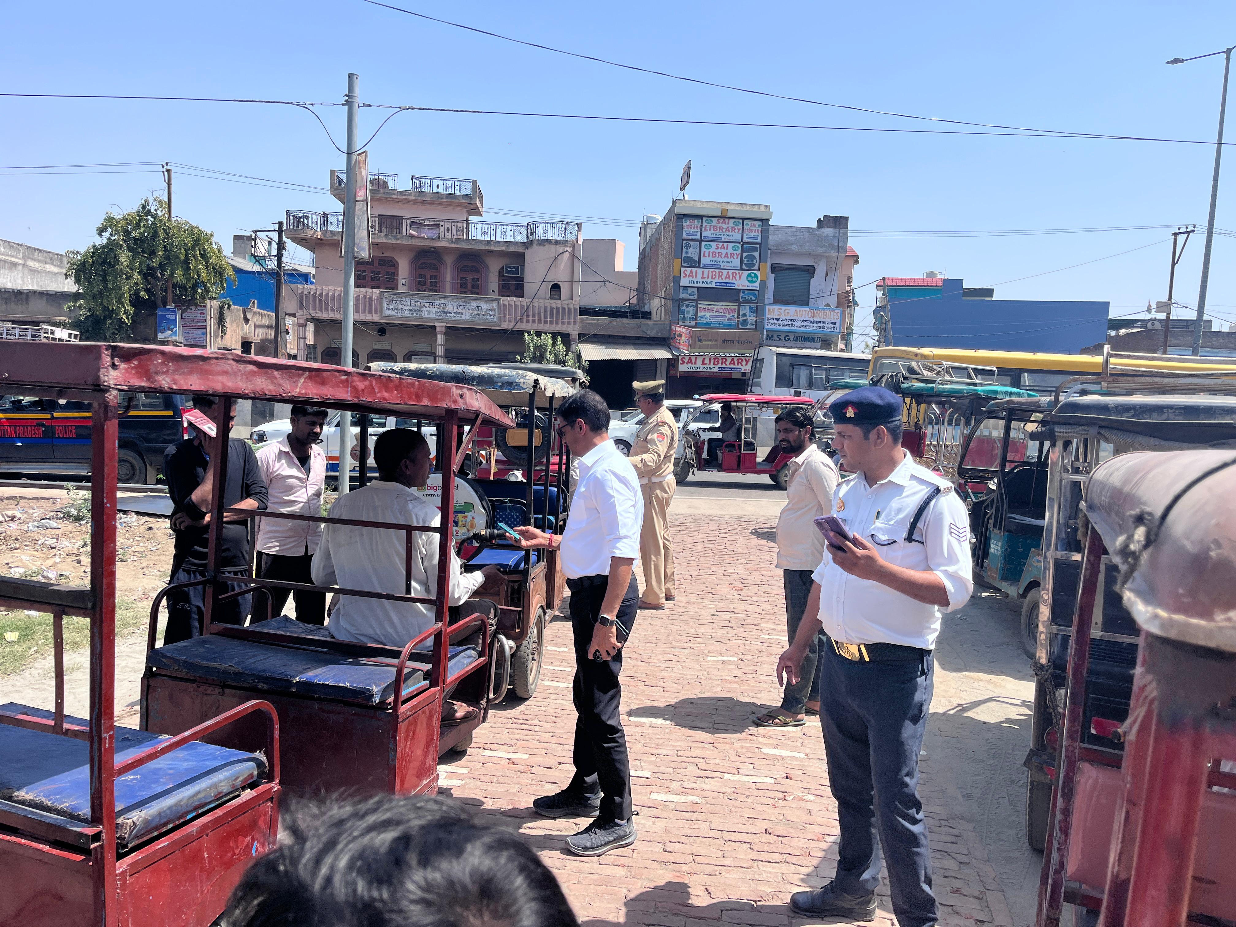 ऑटो चालकों के खिलाफ अभियान चलाते यातायात विभाग ऑटो चालकों के खिलाफ अभियान चलाते यातायात विभाग
