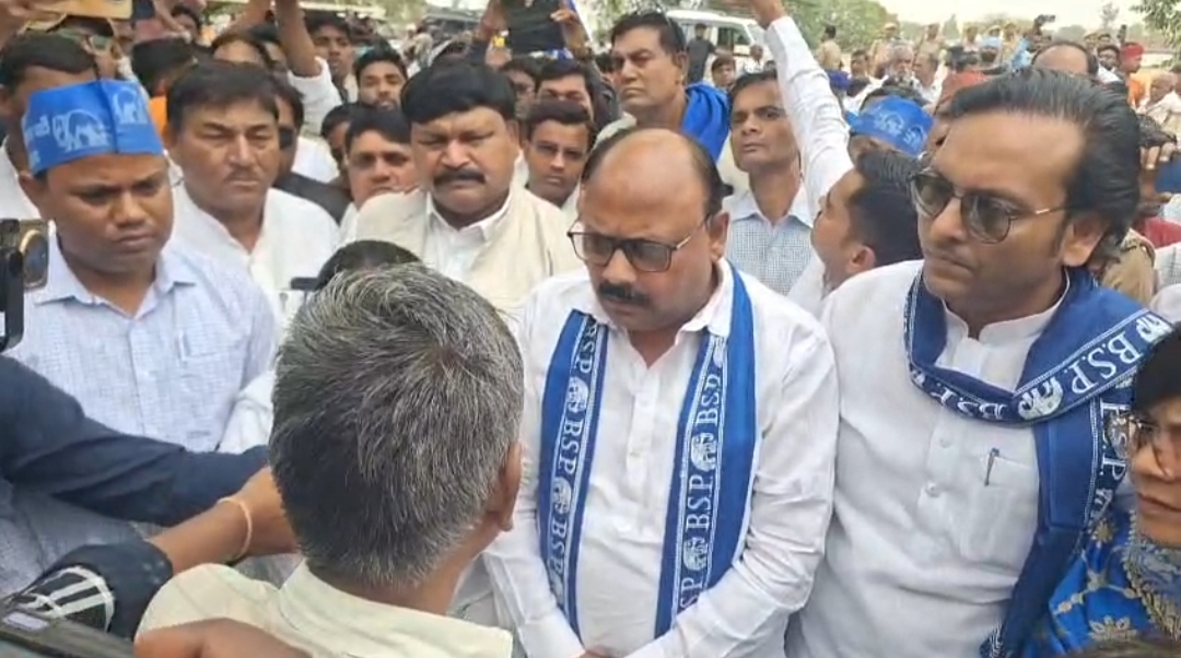 परिजनों से बात करते बसपा प्रदेश अध्यक्ष परिजनों से बात करते बसपा प्रदेश अध्यक्ष