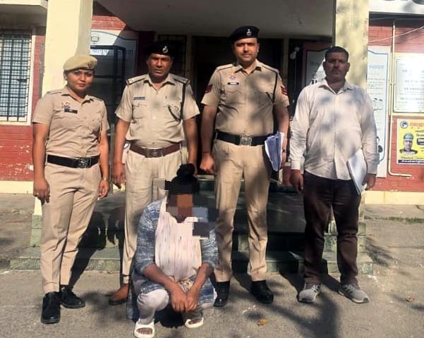गिरफ्तार किया गया आरोपित महिला गिरफ्तार किया गया आरोपित महिला