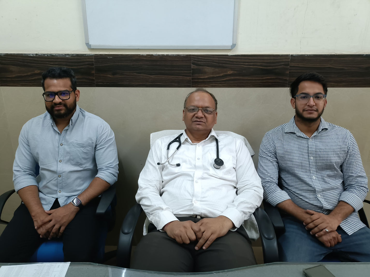 एसएमओ डा. सुशील गर्ग के साथ अस्पताल में ज्वाइनिंग करने वाले डॉक्टर। एसएमओ डा. सुशील गर्ग के साथ अस्पताल में ज्वाइनिंग करने वाले डॉक्टर।