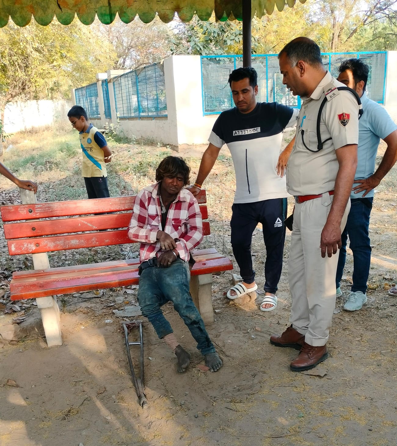 चोर से पूछताछ करते हुए पुलिसकर्मी। चोर से पूछताछ करते हुए पुलिसकर्मी।