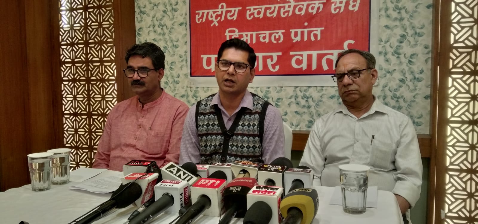 पत्रकार वार्ता को संबोधित करते हुए डॉ किस्मत कुमार और अन्य। पत्रकार वार्ता को संबोधित करते हुए डॉ किस्मत कुमार और अन्य।
