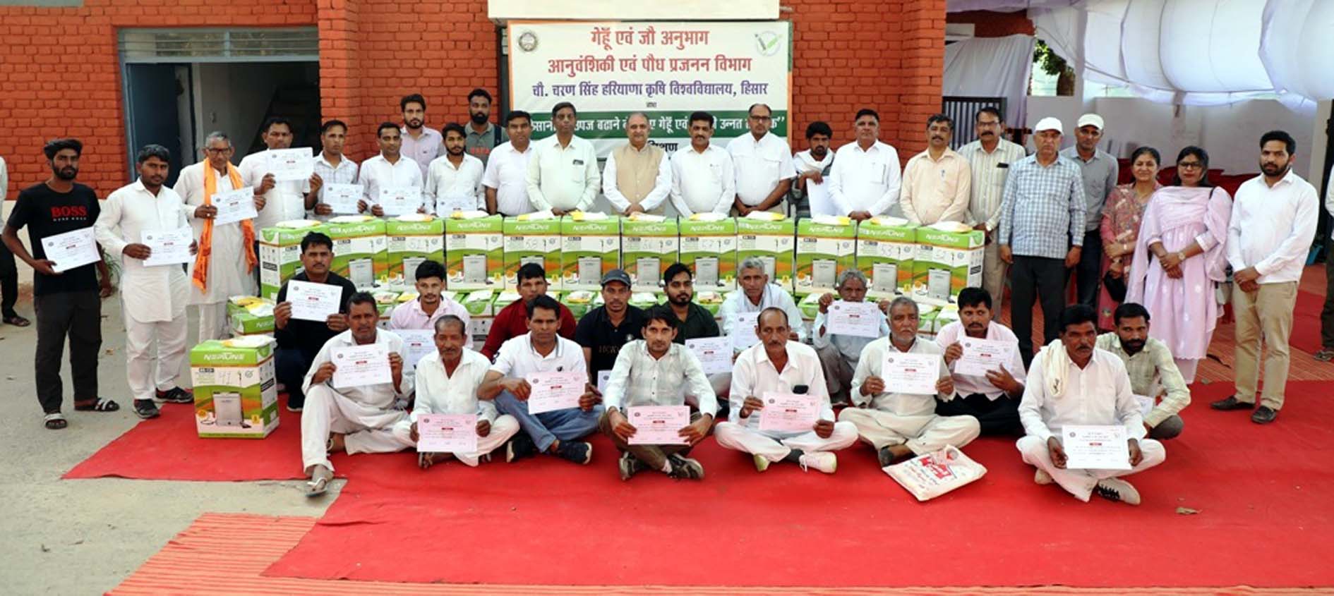 कुलपति प्रो. बीआर कम्बोज प्रशिक्षण प्राप्त करने वाले किसानों के साथ। कुलपति प्रो. बीआर कम्बोज प्रशिक्षण प्राप्त करने वाले किसानों के साथ।