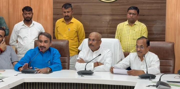 मीडिया से वार्ता करते हुए भाजपा के विधायक गुरू प्रसाद, दीपक पटेल एवं पियूष रंजन निषाद का छाया चित्र मीडिया से वार्ता करते हुए भाजपा के विधायक गुरू प्रसाद, दीपक पटेल एवं पियूष रंजन निषाद का छाया चित्र