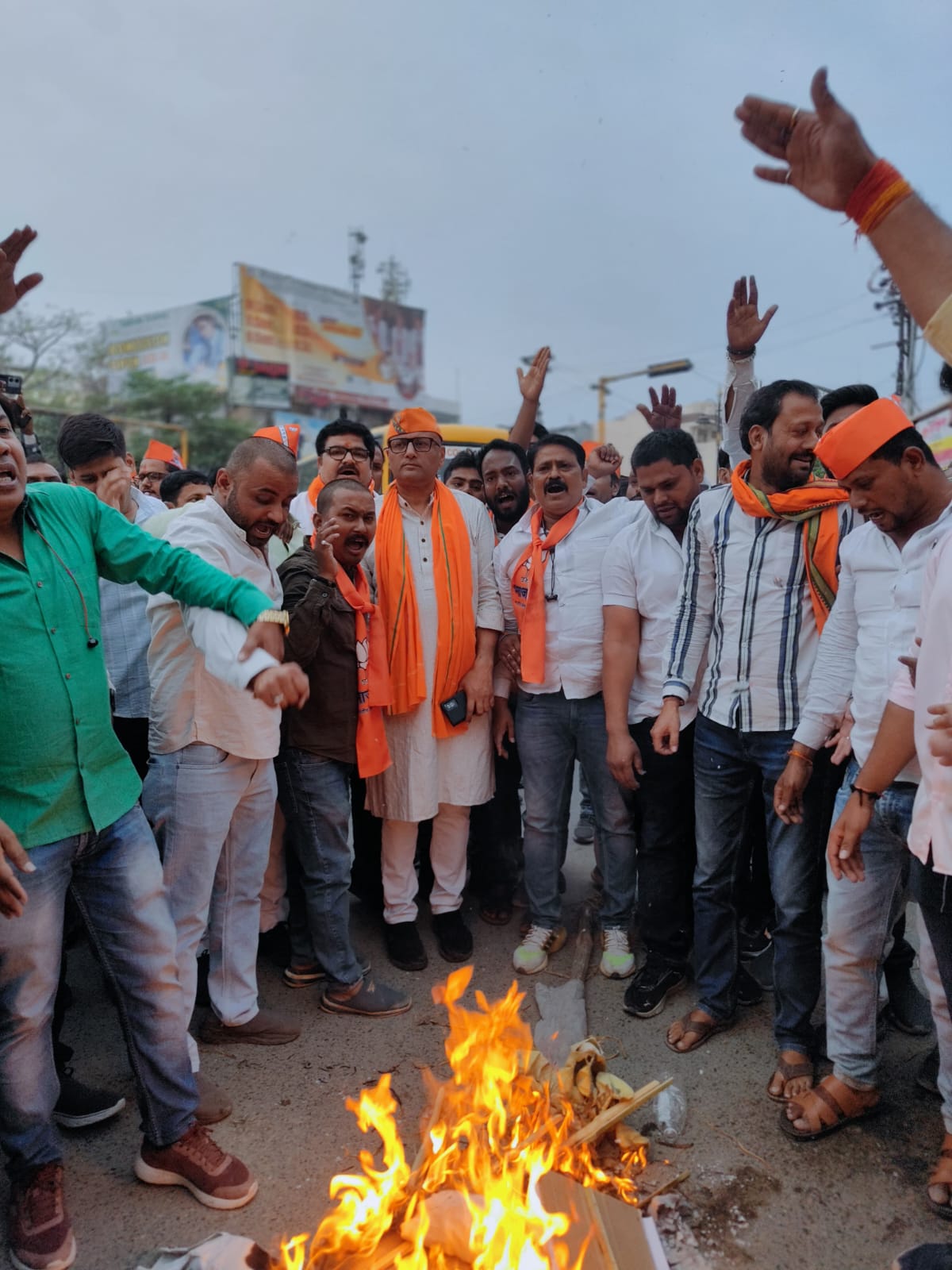 पुतला फूंकते भाजपा कार्यकर्ता पुतला फूंकते भाजपा कार्यकर्ता