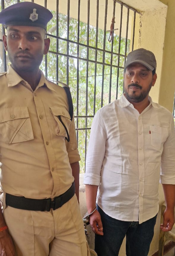 आत्मसमर्पण के बाद पुलिस हिरासत में मुखिया आत्मसमर्पण के बाद पुलिस हिरासत में मुखिया